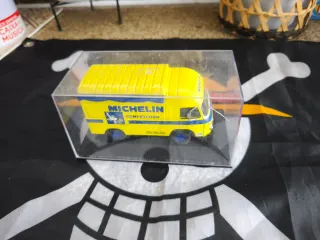 Miniatura Caminhão Michelin Amarelo