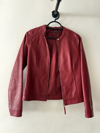Chaqueta estilo cuero color vino