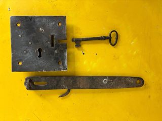 Cerradura antigua forja con llave