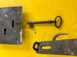 Cerradura antigua forja con llave