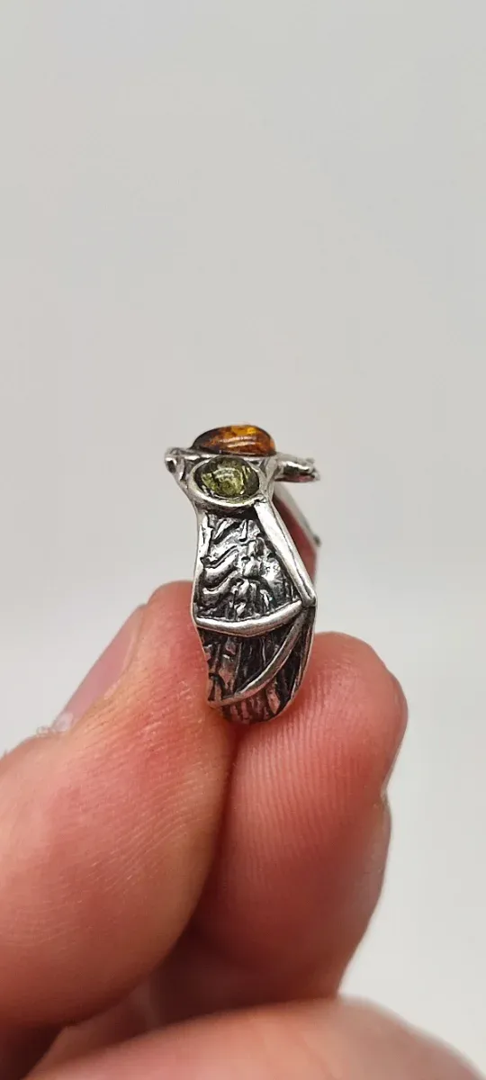 Anillo de plata ajustable y ámbar.