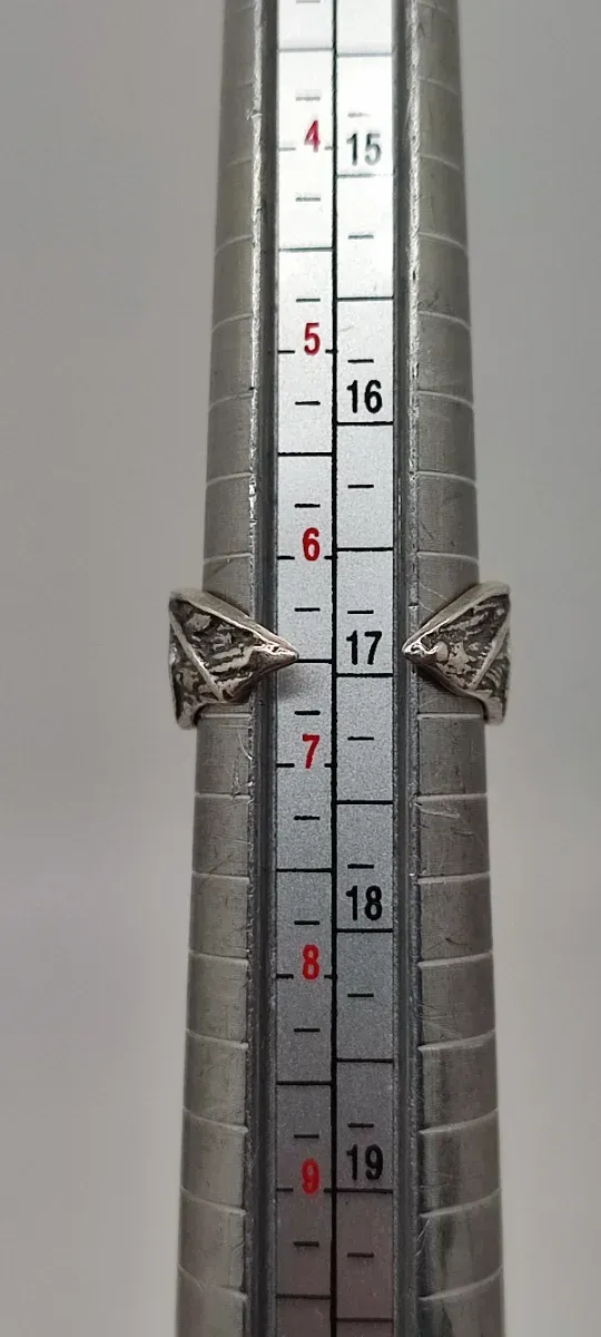 Anillo de plata ajustable y ámbar.