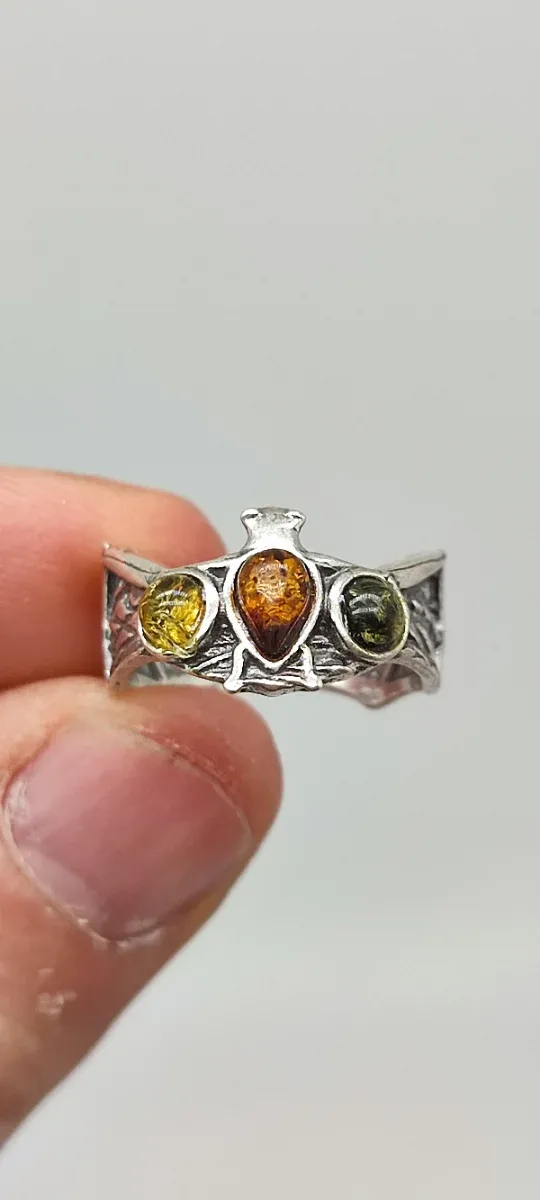 Anillo de plata ajustable y ámbar.