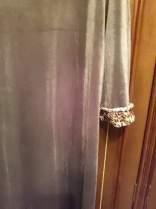 Vestido gris de terciopelo, con puños de tigre