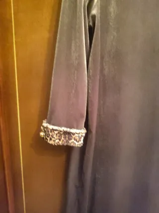 Vestido gris de terciopelo, con puños de tigre