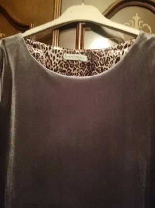 Vestido gris de terciopelo, con puños de tigre