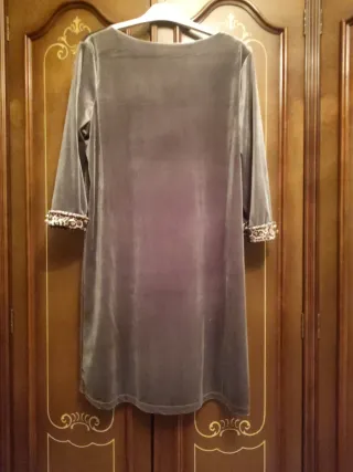 Vestido gris de terciopelo, con puños de tigre