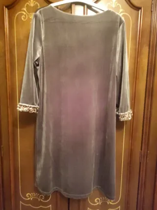 Vestido gris de terciopelo, con puños de tigre
