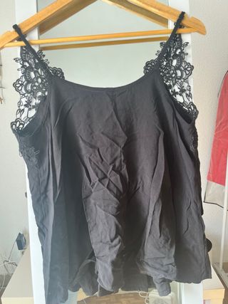 Top negro con encaje