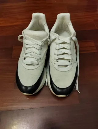 Scarpe Alexander McQueen Runner bianche e nere