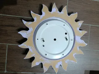 Lámpara techo infantil morada y blanca.