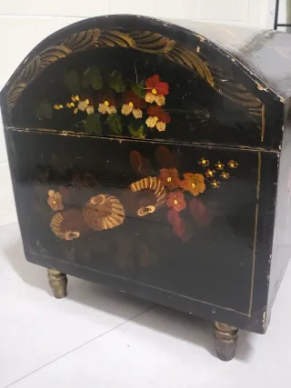 Cofre antiguo pintado a mano años 50