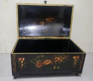 Cofre antiguo pintado a mano años 50