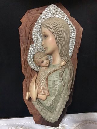 Virgen de Olot Cerámica sobre Cuero 34x16