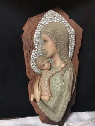 Virgen de Olot Cerámica sobre Cuero 34x16