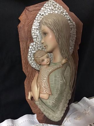 Virgen de Olot Cerámica sobre Cuero 34x16