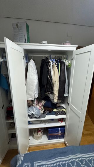 Armario blanco con puertas de espejo