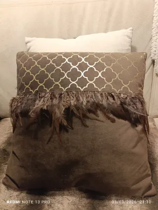 Cojines de terciopelo con diseño geométrico