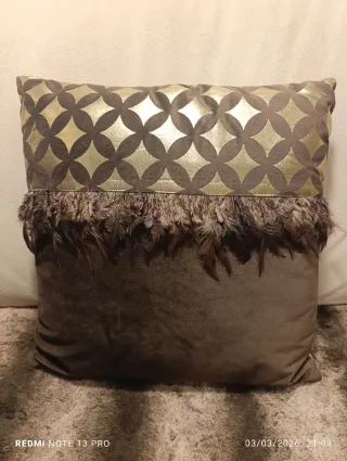 Cojines de terciopelo con diseño geométrico