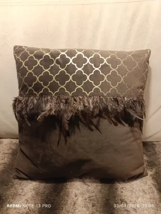 Cojines de terciopelo con diseño geométrico