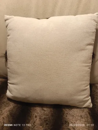 Cojines de terciopelo con diseño geométrico