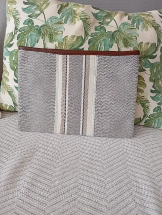 Bolso de mano gris y marrón