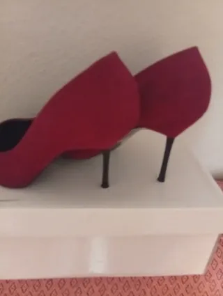 Zapatos de tacón rojos