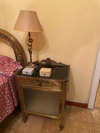 Cama comoda y mesita noche. Antiguo.