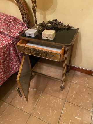 Cama comoda y mesita noche. Antiguo.