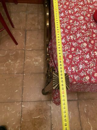 Cama comoda y mesita noche. Antiguo.