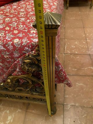 Cama comoda y mesita noche. Antiguo.