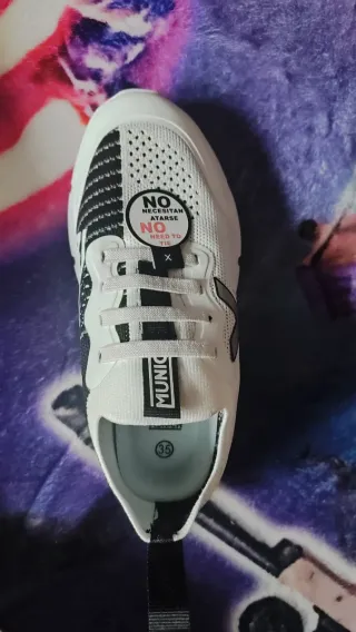 Zapatillas Munich sin cordones Talla 35 Nuevas