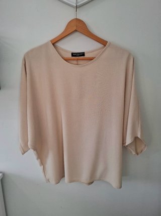 Camisa y Chaleco beige con  encaje