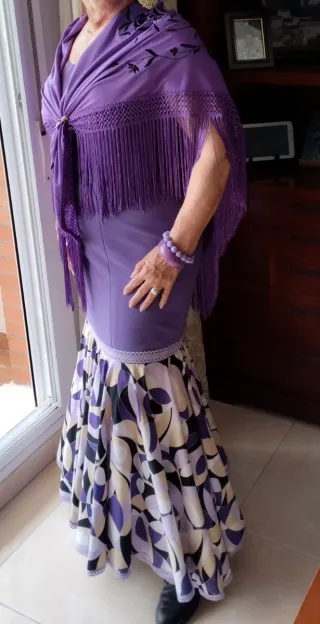 Traje de flamenca morado y multicolor