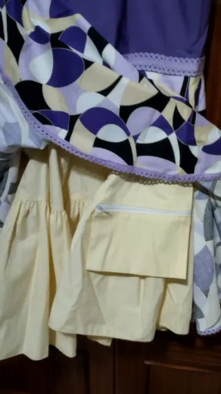 Traje de flamenca morado y multicolor