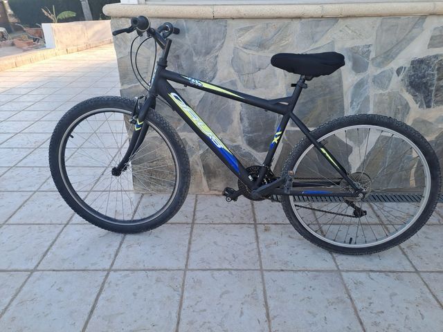 Bicicleta de montaña negra