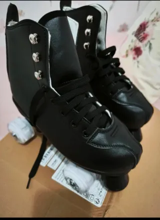 Patines negros vintage con ruedas luminosas