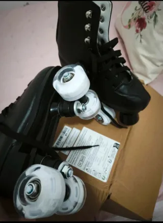 Patines negros vintage con ruedas luminosas