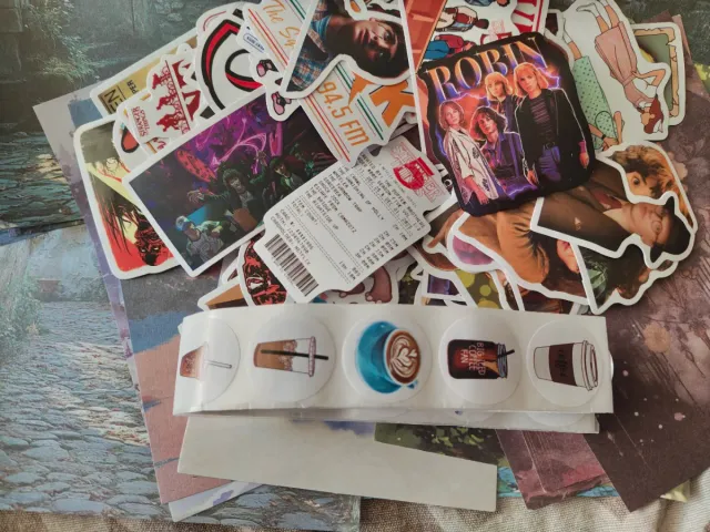Set de 200 stickers de Stranger Things con hojas de papel