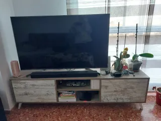Mueble TV moderna. Largo 1.80m.  39.5 cm. fondo.