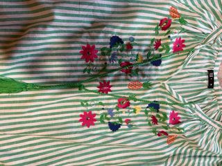 Camiseta verde con bordado floral