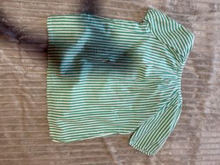 Camiseta verde con bordado floral