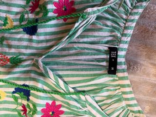 Camiseta verde con bordado floral