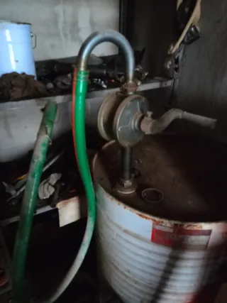 Bomba manual de combustible para bidón.