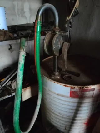 Bomba manual de combustible para bidón.