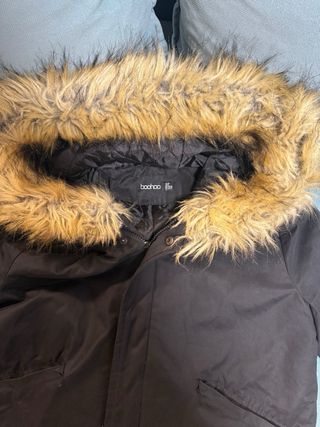 Abrigo negro Boohoo con capucha de pelo