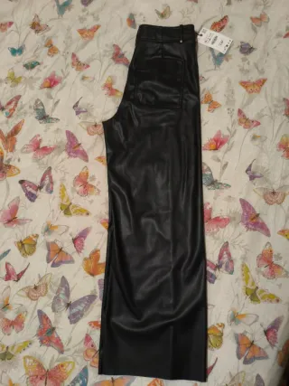 Pantalón efecto piel Zara negro