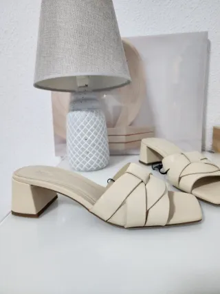 Sandalias de piel beige