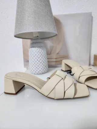 Sandalias de piel beige