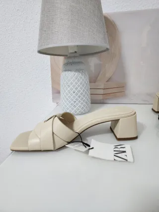 Sandalias de piel beige